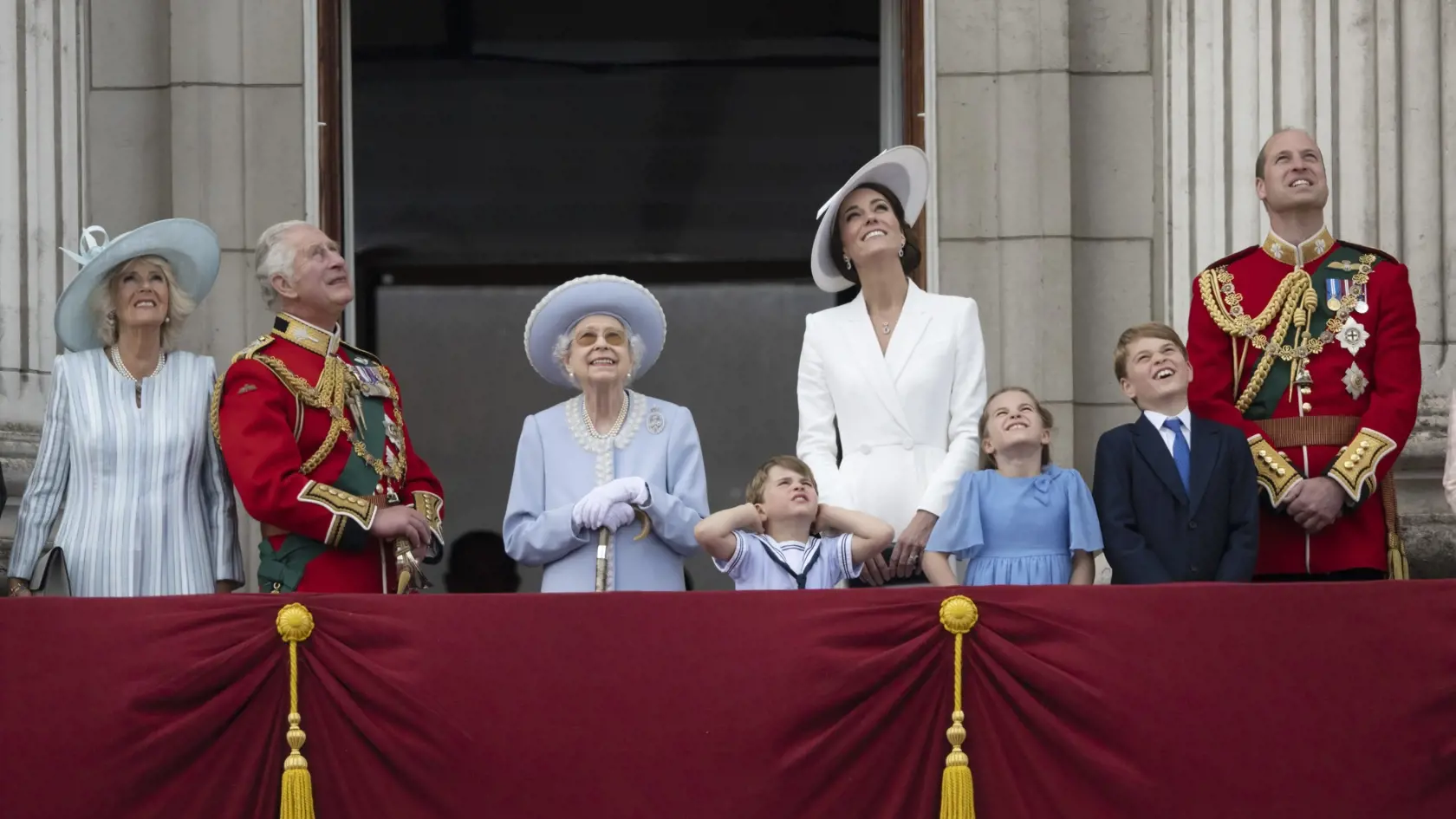 Kráľovská rodina na balkóne Buckinghamského paláca počas tradičnej vojenskej prehliadky Trooping the Colour