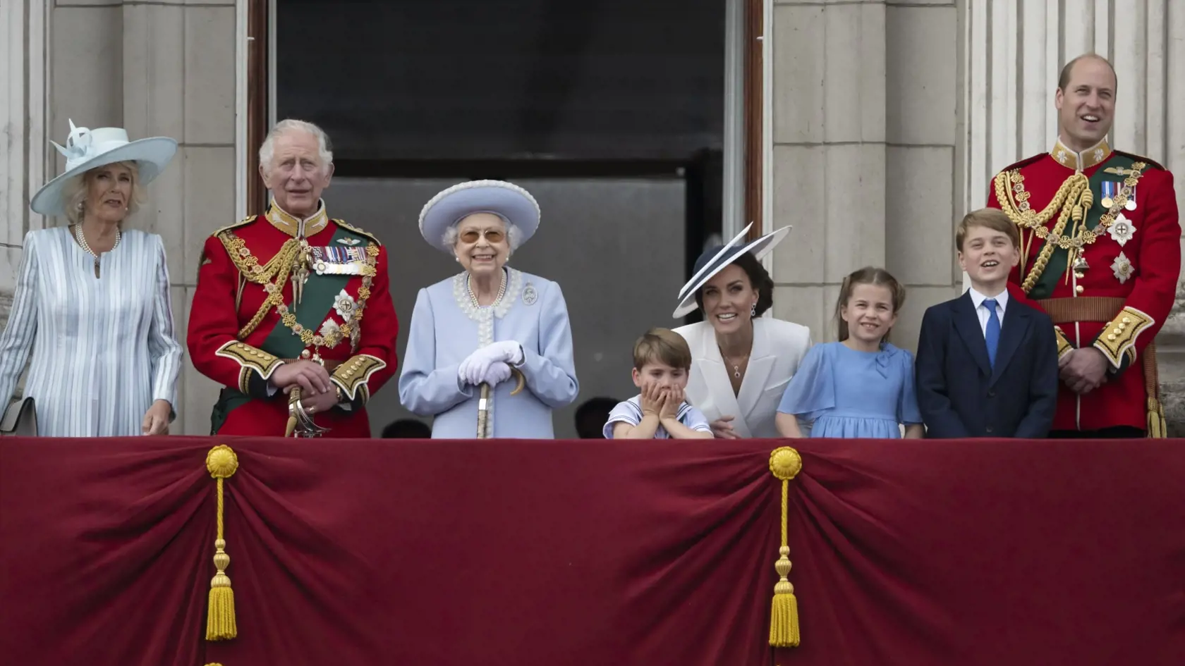 Kráľovská rodina na balkóne Buckinghamského paláca počas tradičnej vojenskej prehliadky Trooping the Colour