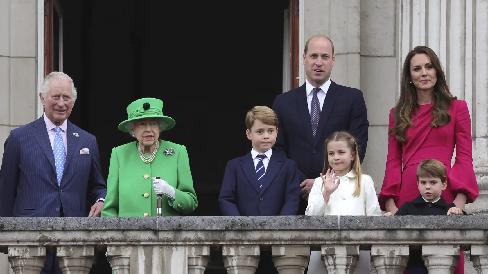 Kráľovná Alžbeta II. sa v závere osláv ukázala na balkóne Buckinghamského paláca v sprievode najbližšej rodiny.