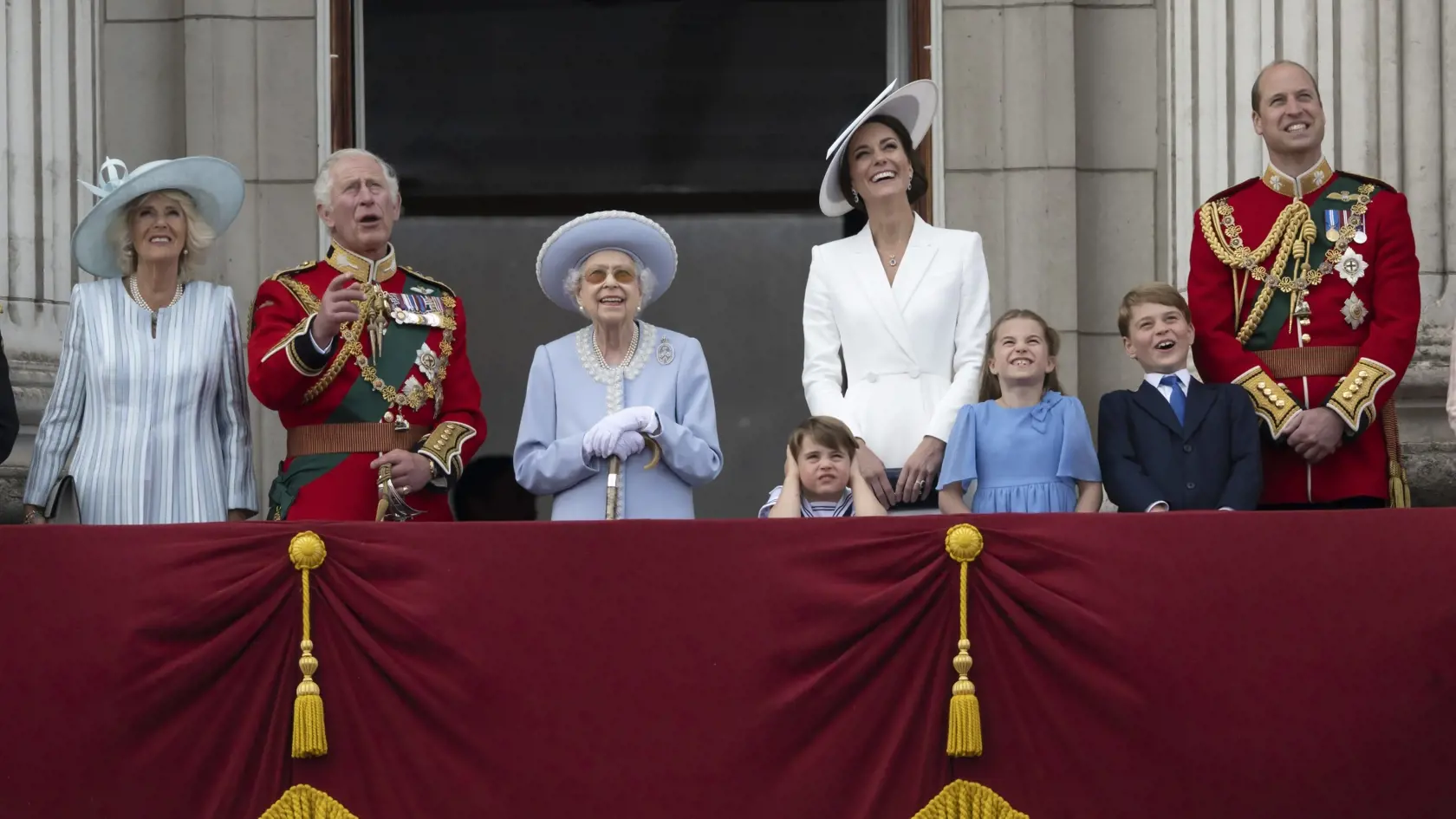 Kráľovská rodina na balkóne Buckinghamského paláca počas tradičnej vojenskej prehliadky Trooping the Colour