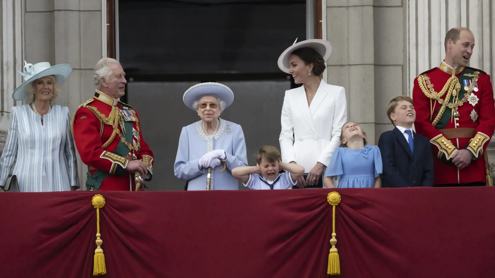 Kráľovská rodina na balkóne Buckinghamského paláca počas tradičnej vojenskej prehliadky Trooping the Colour