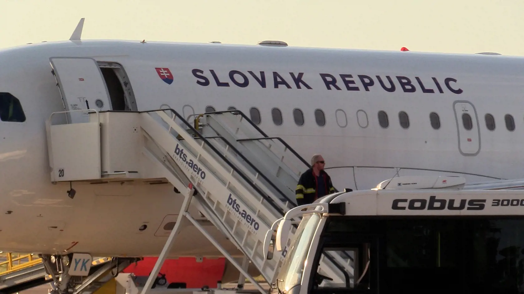 Vládny špeciál pristál v Bratislave s mladým Denisom. Ten utrpel ťažké zranenia v Číne a bol v bezvedomí 40 dní.