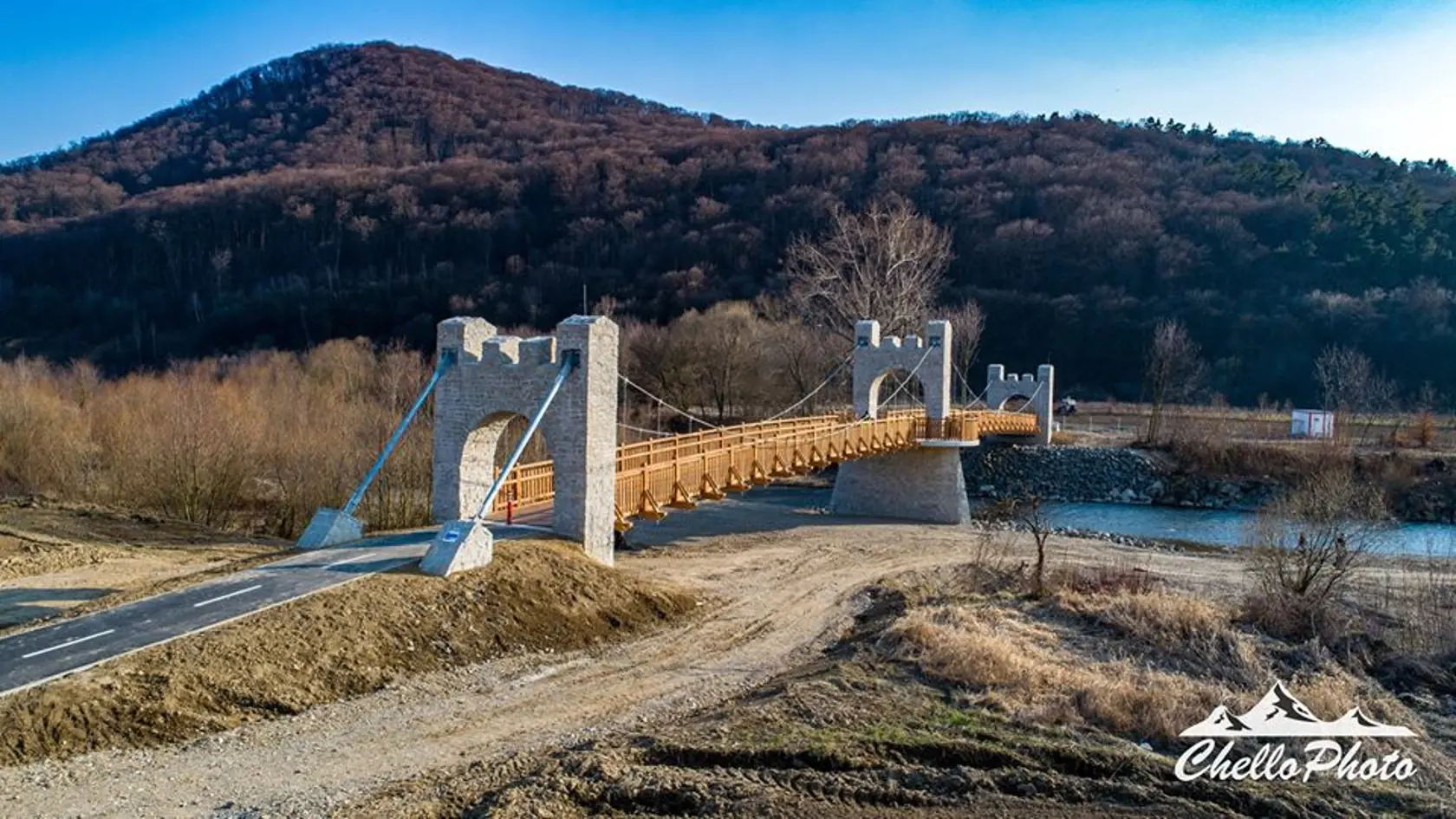 Pod Šarišským hradom postavili zrejme najkrajší most na Slovensku.