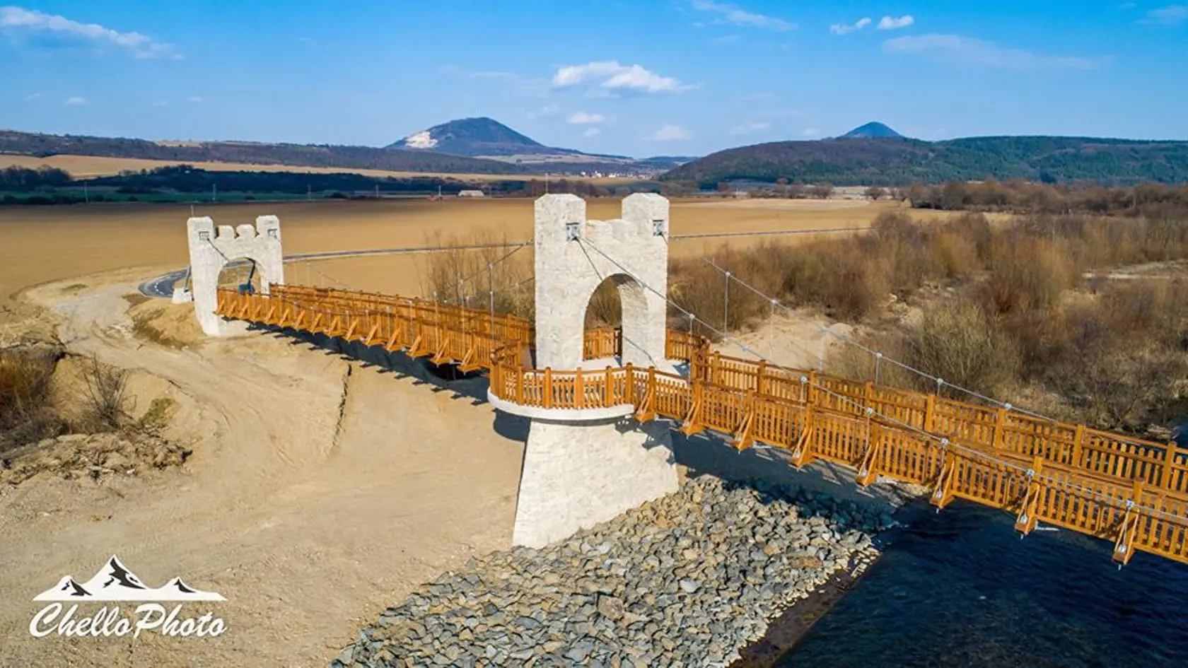 Pod Šarišským hradom postavili zrejme najkrajší most na Slovensku.