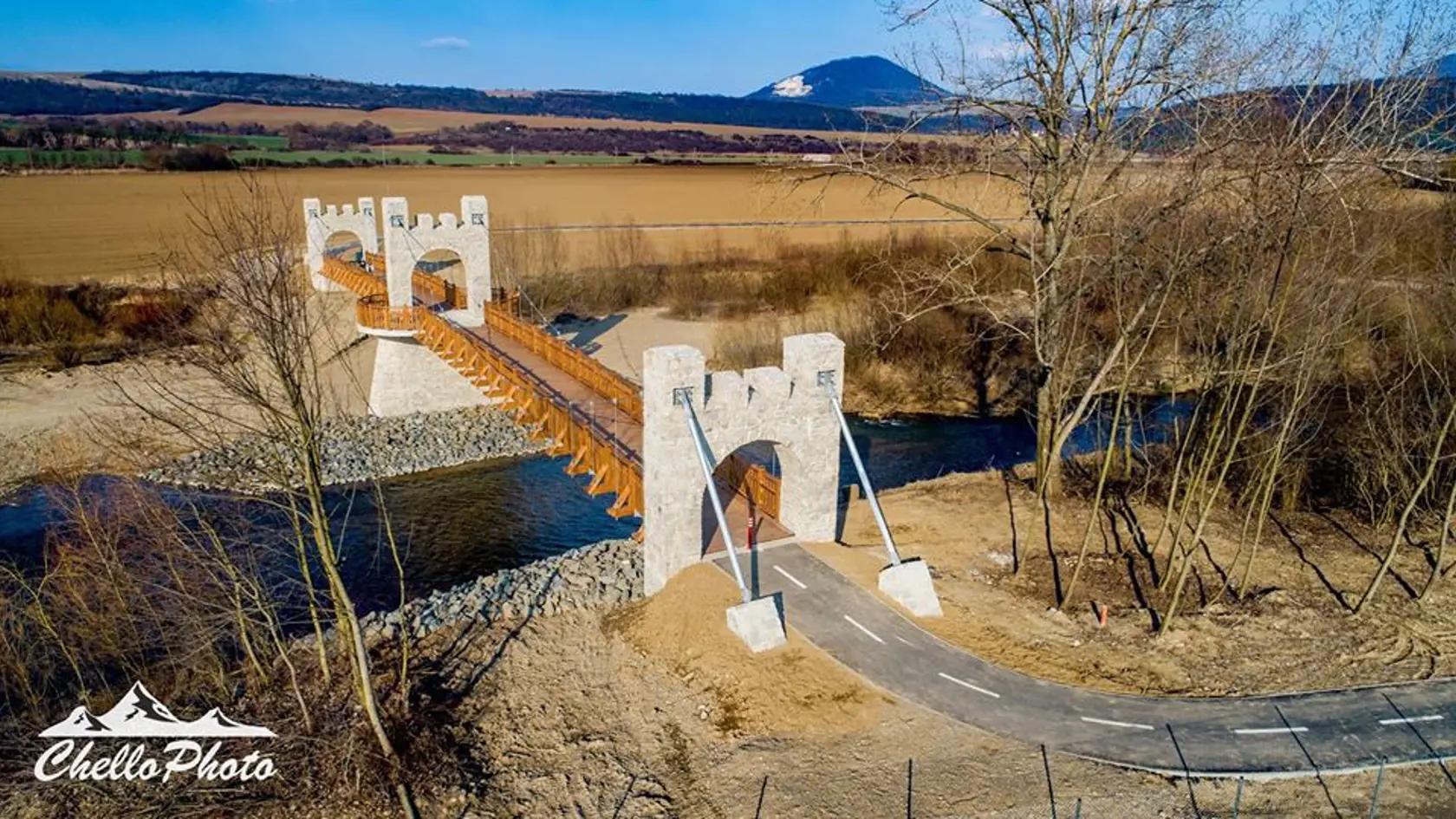 Pod Šarišským hradom postavili zrejme najkrajší most na Slovensku.