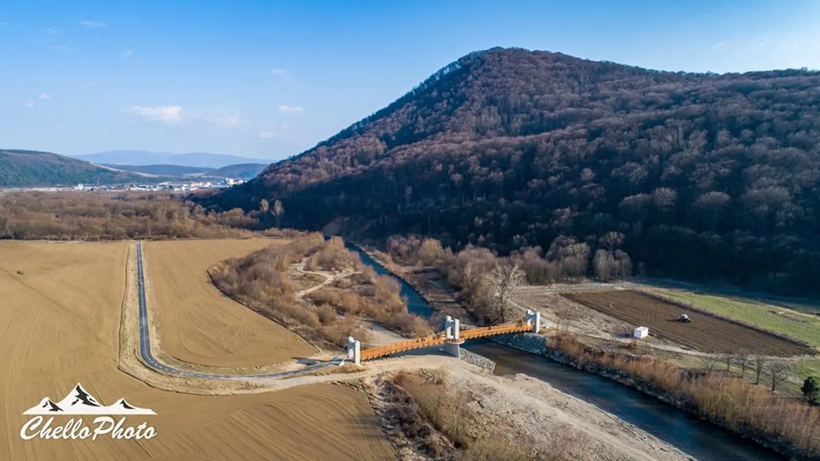 Pod Šarišským hradom postavili zrejme najkrajší most na Slovensku.