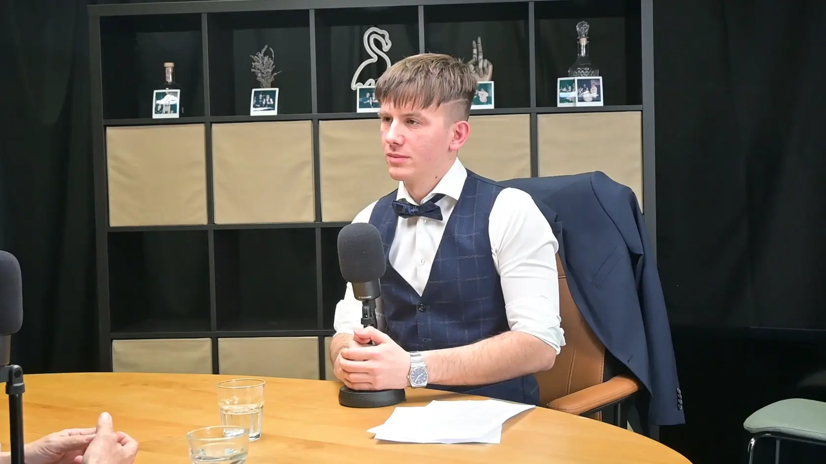 Zábery z rozhovoru s Robertom Kaliňákom, počas ktorého ukázal fotografie rozstrieľaného saka a krvavej košele Roberta Fica.