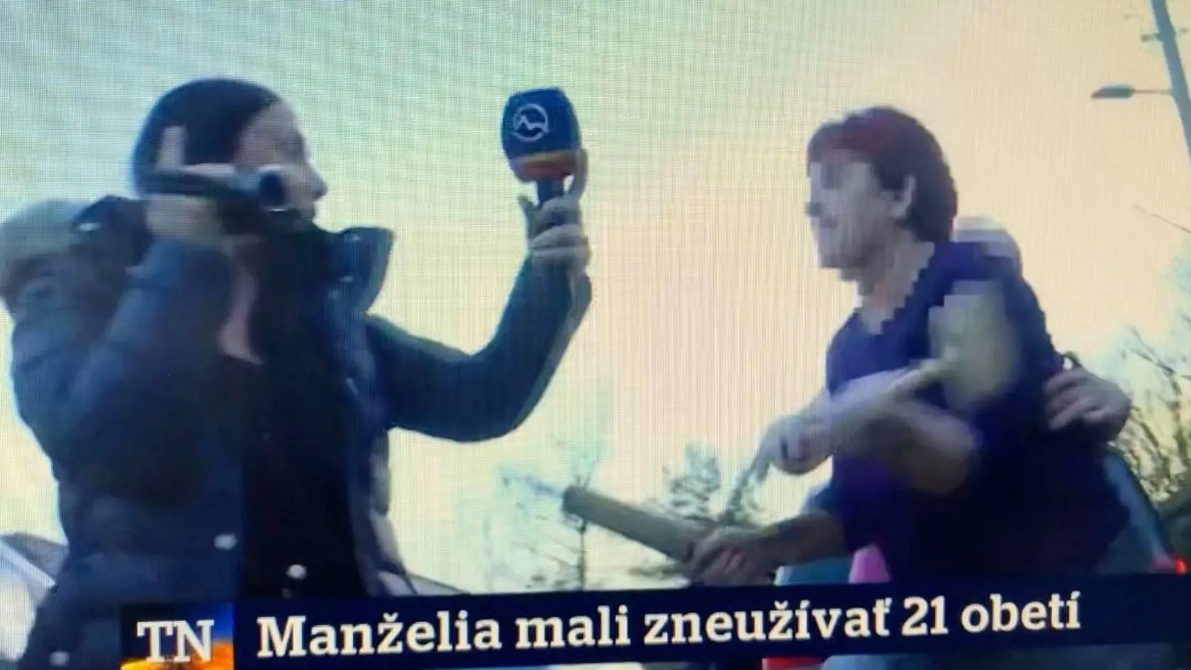 Agresívna mama obvineného muža zaútočila na Kristínu valčekom a tĺčikom.
