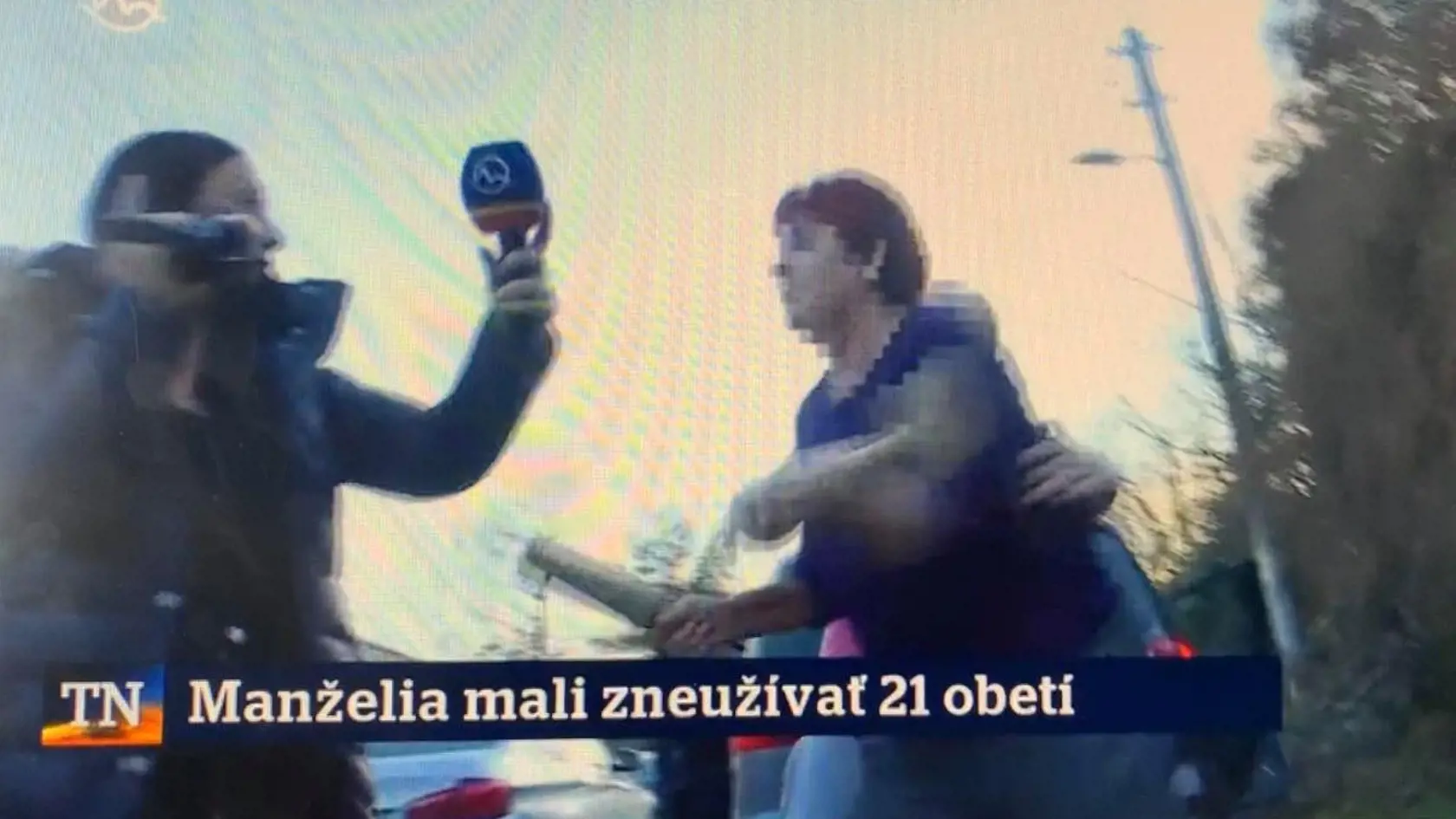 Agresívna mama obvineného muža zaútočila na Kristínu valčekom a tĺčikom.