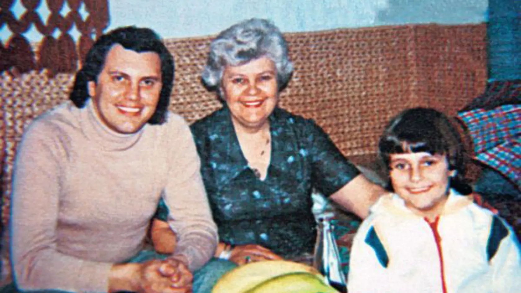 Rok 1979 – KAROL DUCHOŇ so svojou mamou OĽGOU a s dcérou DANKOU.