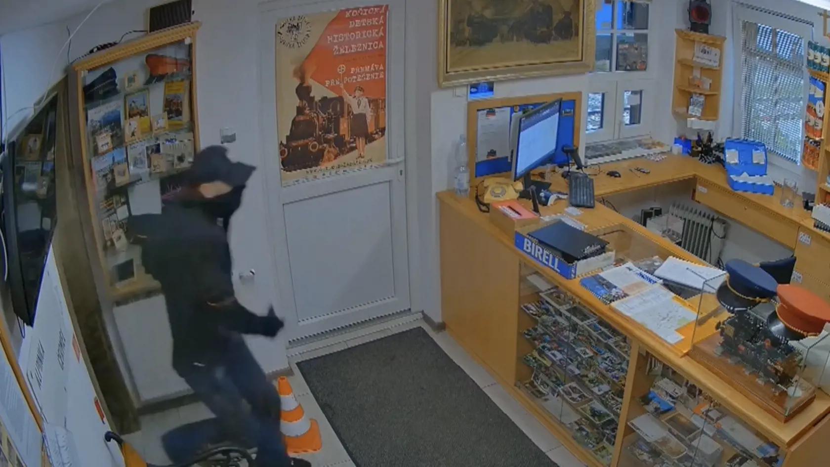„Lupiči do objektu vnikli zjavne premyslene na konci zmeny kvôli dennej tržbe. Tú však vďaka dodržiavaniu vnútorných bezpečnostných štandardov nenašli, preto sa uspokojili s osobnými vecami nášho pokladníka, jeho celou peňaženkou a dokladmi,“ reaguje na krádež riaditeľ Detskej železnice Košice Ľubomír Lehotský.