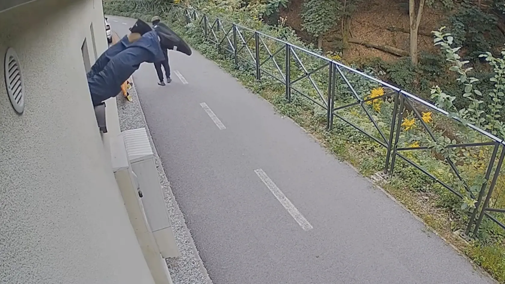 Najskôr sa dvaja muži pokúšali dostať do interiéru, kde je pokladňa, cez okno. To sa im násilím otvoriť nepodarilo. Obehli tak budovu a zo zadnej strany sa dovnútra dostal jeden z dvojice mužov cez záchodové okienko, ktoré je podstatne užšie a vysoko.