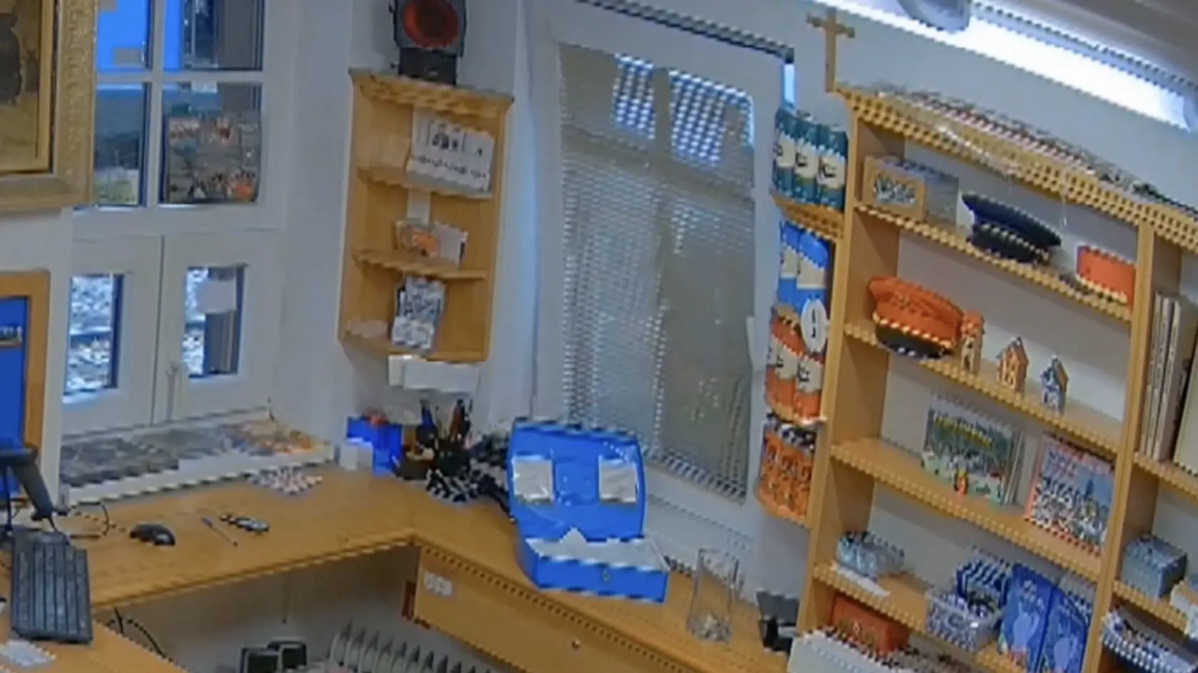Najskôr sa dvaja muži pokúšali dostať do interiéru, kde je pokladňa, cez okno. To sa im násilím otvoriť nepodarilo.
