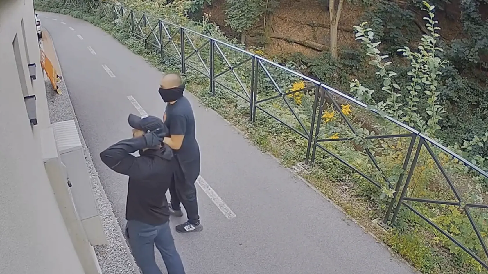 Najskôr sa dvaja muži pokúšali dostať do interiéru, kde je pokladňa, cez okno. To sa im násilím otvoriť nepodarilo. Obehli tak budovu a zo zadnej strany sa dovnútra dostal jeden z dvojice mužov cez záchodové okienko, ktoré je podstatne užšie a vysoko.