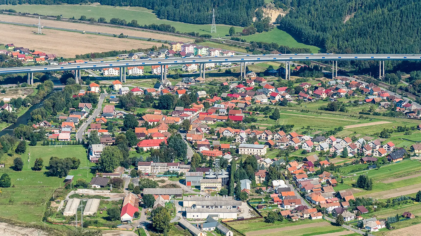 Obec Podtureň je od roku 1983 preťatá diaľničným viaduktom.