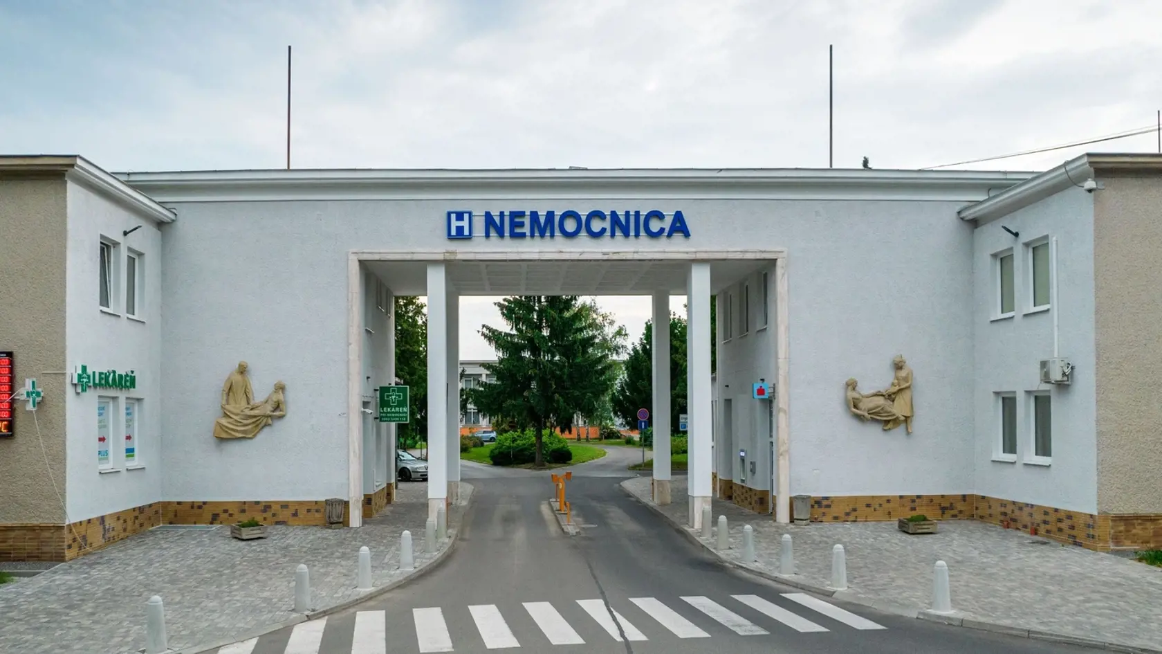 Nemocnica s poliklinikou Prievidza zo sídlom v Bojniciach.