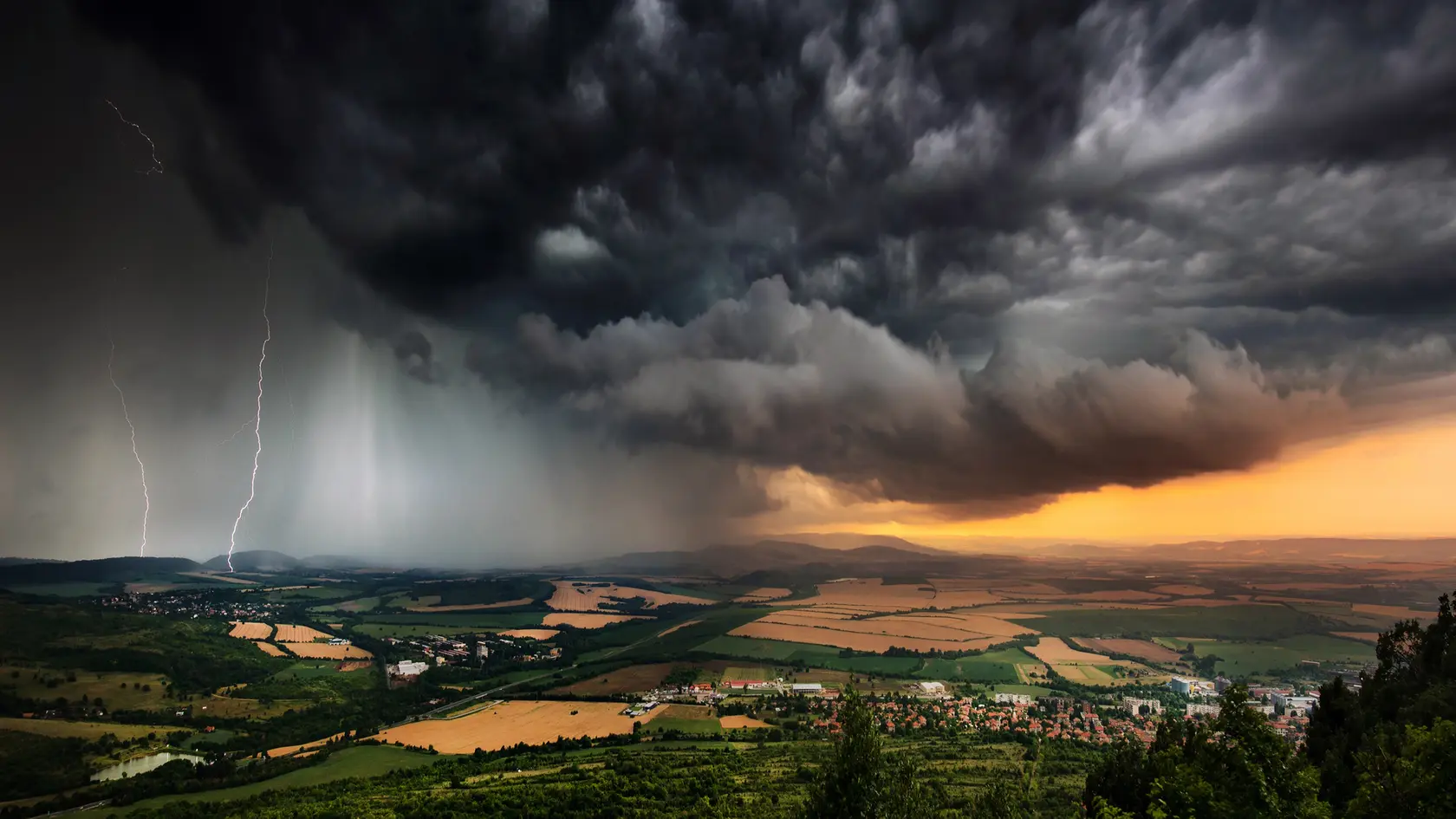 Počasie na strednom Slovensku sa rapídne zhoršuje (ilustračné foto).