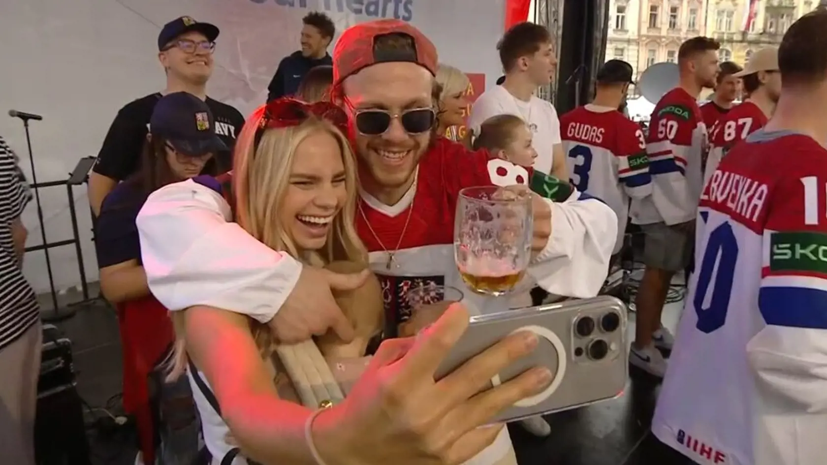 Pastrňák si užíval oslavy titulu na MS s vtedy ešte priateľkou Rebeccou a ich dcérkou.