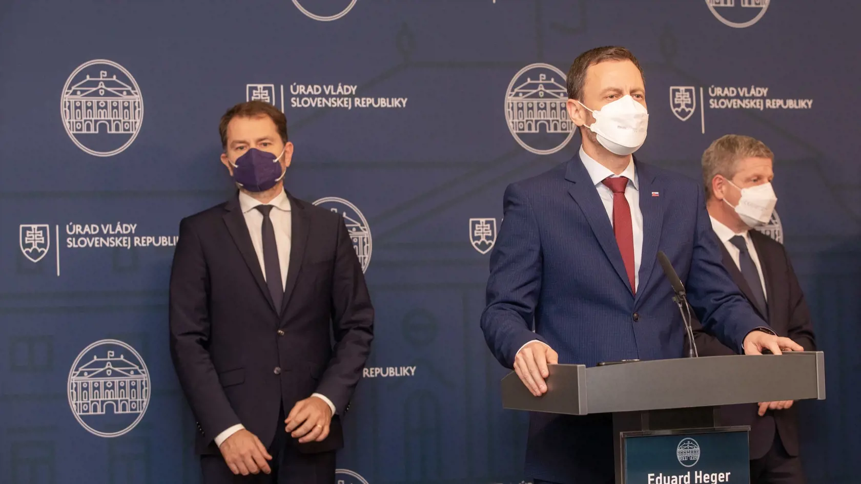 Na snímke je predseda vlády Eduard Heger počas rokovania vlády na ktorom vláda prijala dvojtýžňový lockdown.