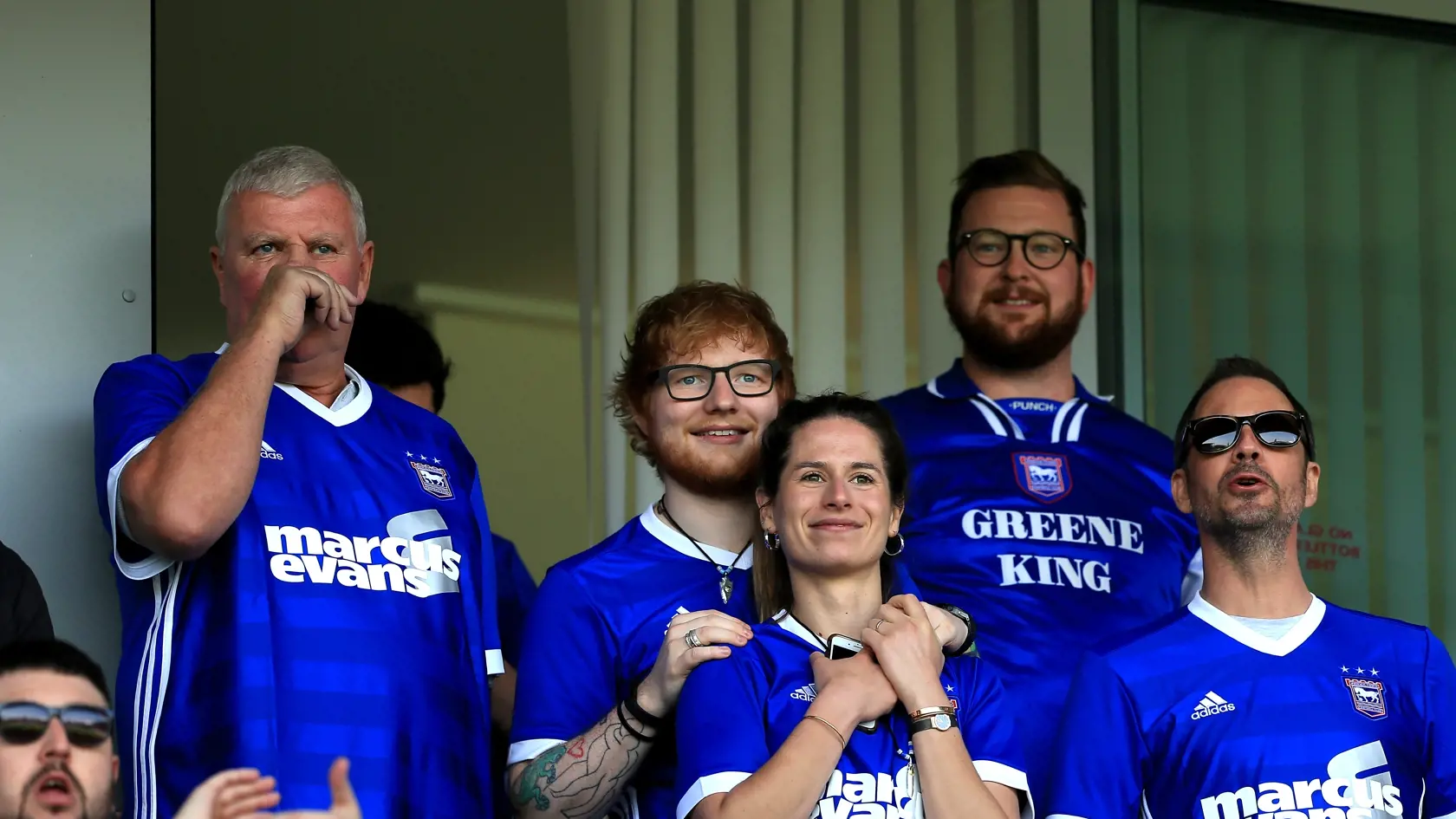 Spevák Ed Sheeran išiel na futbal fandiť svojmu obľúbenému klubu - Ipswichu Town.