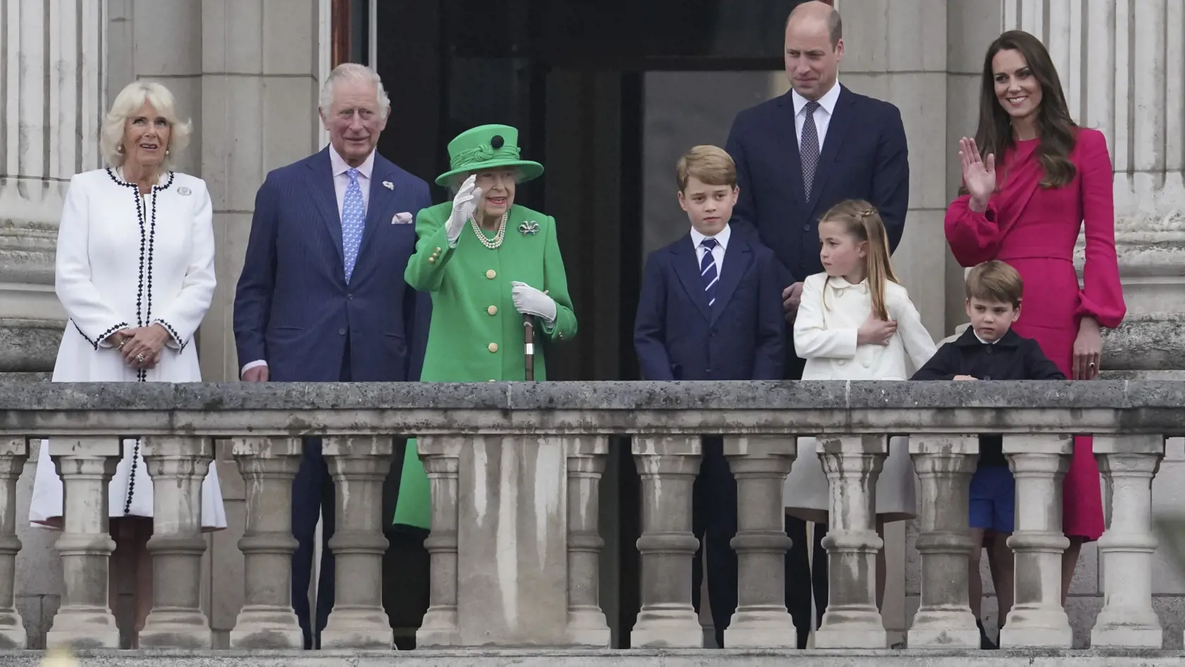 JB 93 Londýn - Britská kráľovná Alžbeta II. (uprostred) s kráľovskou rodinou máva z balkóna Buckinghamského paláca v Londýne 5. júna 2022 pri príležitosti osláv platinového jubilea britskej kráľovnej Alžbety II.. V Londýne v nedeľu posledným dňom pokračovali oslavy 70. výročia nástupu britskej kráľovnej Alžbety II. na trón. FOTO TASR/AP

From left, Camilla Duchess of Cornwall, Prince Charles, Queen Elizabeth II, Prince George, Prince William, Princess Charlotte, Prince Louis, and Kate Duchess of