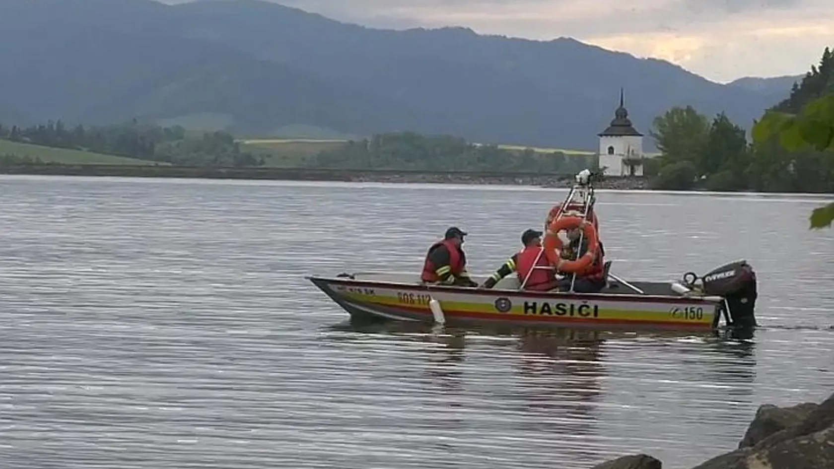 Už tretí deň prebieha intenzívne pátranie na Liptovskej Mare. Do tejto nádrže mal totiž skočiť z vodného bickyla muž, ktorý sa žiaľ, nad hladinu už nevynoril.