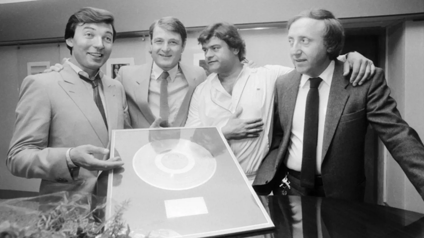 Zlaté časy: Karel Gott, Ladislav Štaidl, Karel Svoboda a Felix Slováček si prebrali zlatú platňu za päť miliónov predaných nosičov.