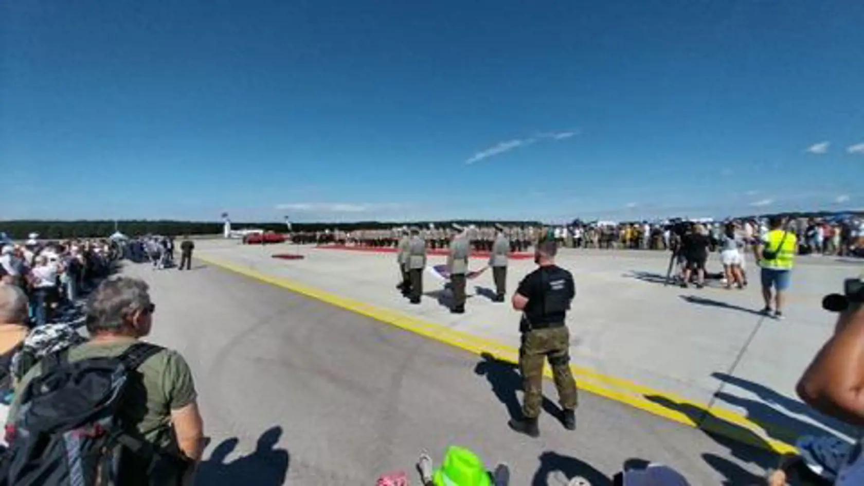 Vo vzduchu sa predstavia české a maďarské stíhačky Gripen, slovenské vrtuľníky Black Hawk i Mi-17, pripravené sú aj ukážky nemeckého Eurofightera Typhoon a Airbusu A400M.