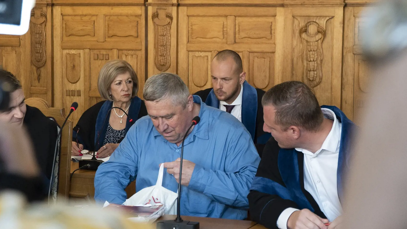 Odsúdený Dušan Kováčik na súde prvýkrát vo väzenskom mundúre dňa 8. septembra 2022.