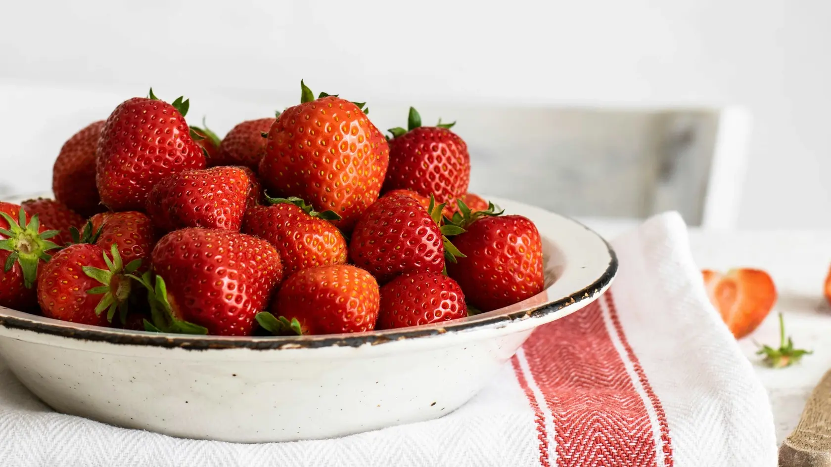 Jahody sú bohaté na vitamín C, vlákninu a antioxidanty, čo z nich robí výbornú potravinu pre imunitu a zdravie pokožky.