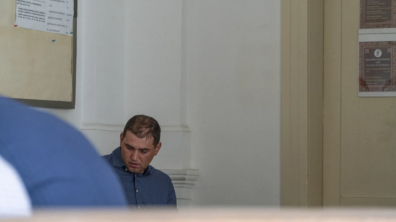 Príchod exriaditeľa policajnej inšpekcie Adriána Szabóa na Špecializovaný trestný súd, ktorý rieši obžalovaného Dušana Kováčika.
