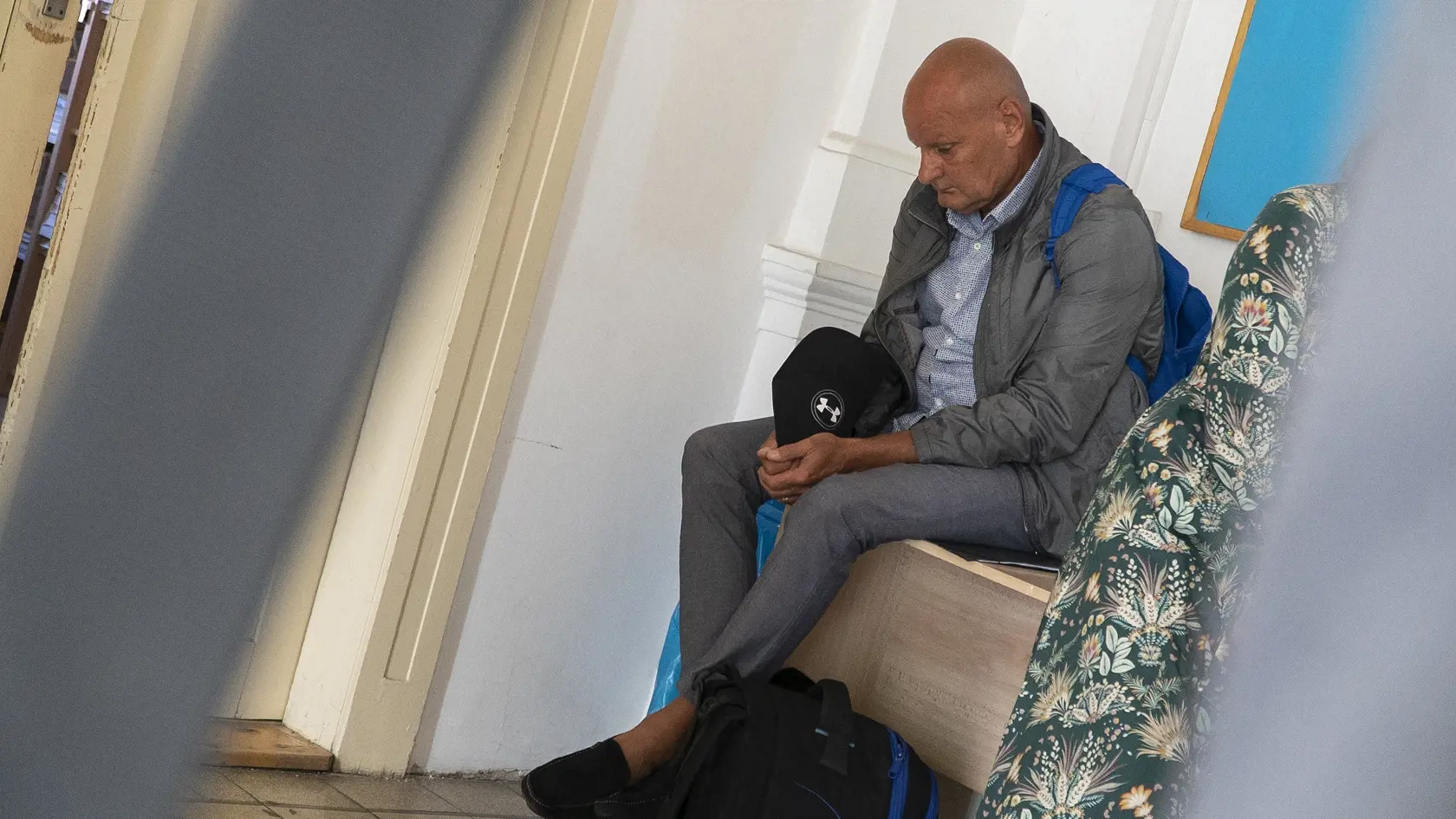 Kľúčový svedok Bernard Slobodník si urobil pred pojednávaním svojské pohodlie.