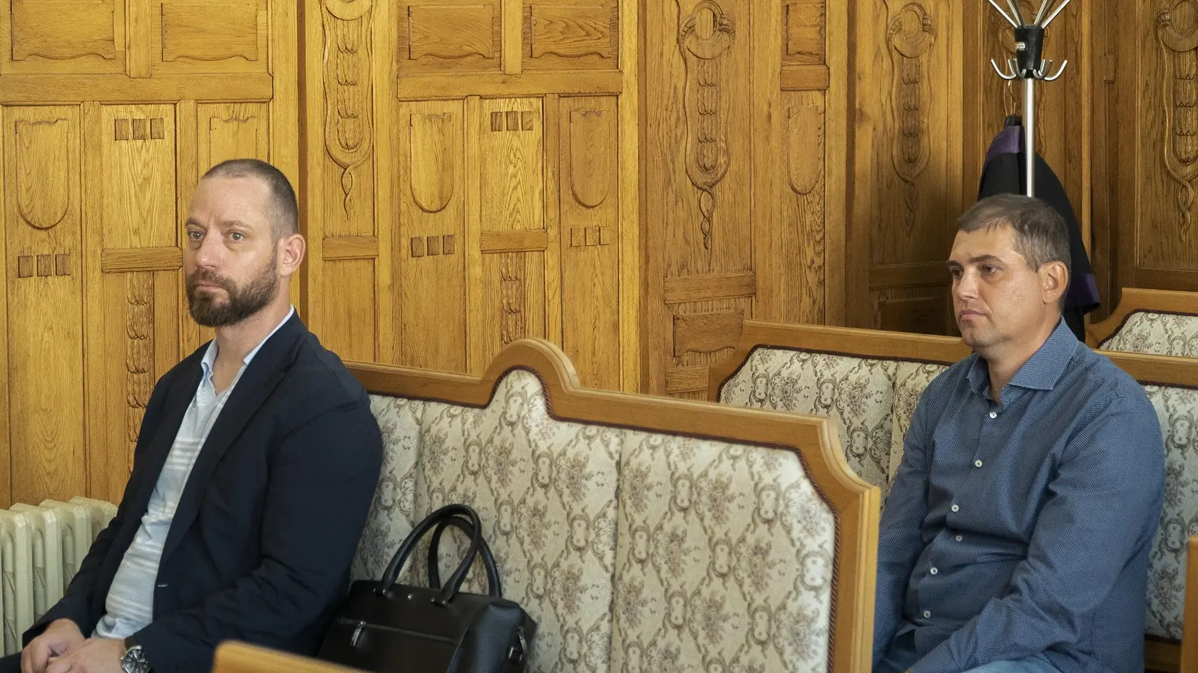 Nečakaný návštevník pojednávania s obžalovaným Dušanom Kováčikom Marek Para (vľavo) priamo v pojednávacej miestnosti. Vpravo je svedok a exriaditeľ policajnej inšpekcie Adrián Szabó.