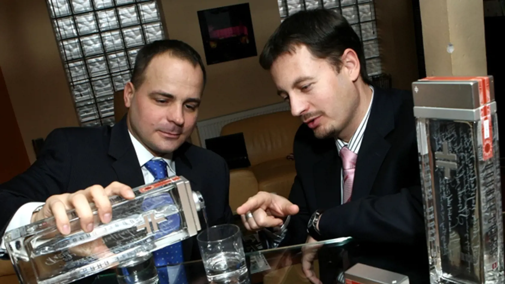 VODKA S DVOJKRÍŽOM:
Juraj Droba, partner
spoločnosti Old Nassau Imports,
ktorá je majiteľom
Double Cross vodky,
a zástupca pre Slovensko
Eduard Heger.