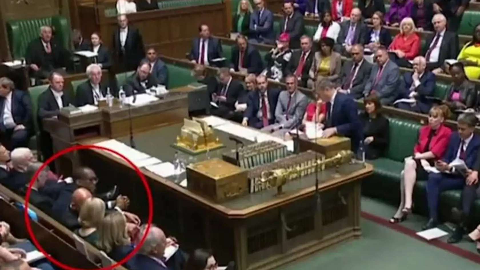 Stav kráľovnej Alžbety sa prudko zhoršil, písalo sa stručne na papieriku. Keď si Trussová odkaz prečítala, zbledla a snažila sa zachovať chladnú hlavu.
