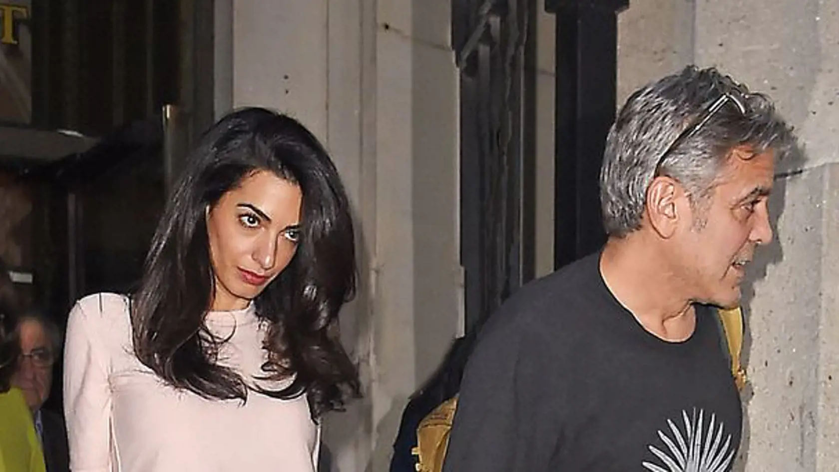 New York, 2.2.2015, Wall Street: Strhaná Amal vyzerá pri Georgovi nešťastne.