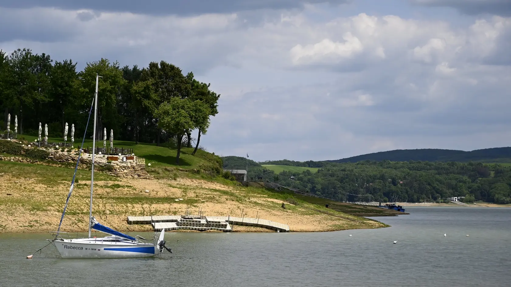 Na snímke nízky stav hladiny vodnej nádrže Domaša - Dobrá 28. mája 2025 v Kvakovciach v okrese Vranov nad Topľou.  FOTO TASR - Roman Hanc