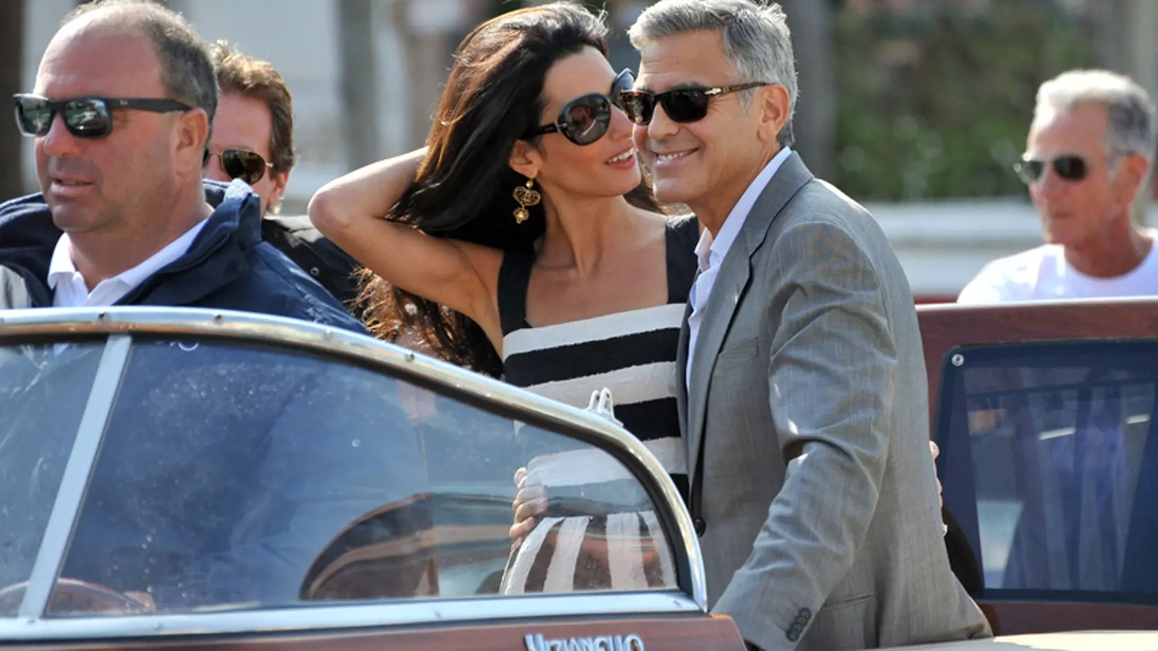 Herec George Clooney so svojou snúbenicou Amal Alamuddinovou pricestoval do Benátok.