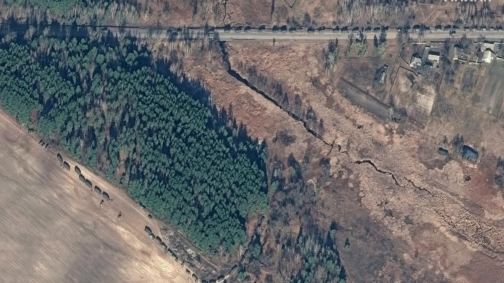 Ruský vojenský konvoj, ktorý sa zo severu presúva bližšie ku Kyjevu, je zrejme omnoho dlhší než sa spočiatku zdalo. Ako ukázali najnovšie satelitné snímky americkej spoločnosti Maxar Technologies z pondelka, dĺžka kolóny vojenských vozidiel je namiesto 27 kilometrov až približne 64 kilometrov.