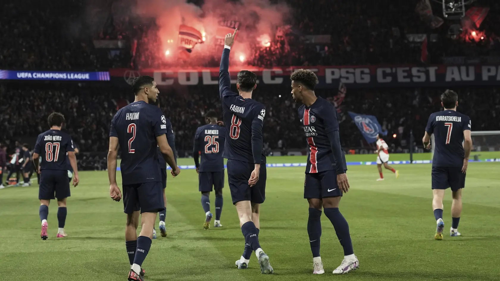 Hráči PSG oslavujú gól.