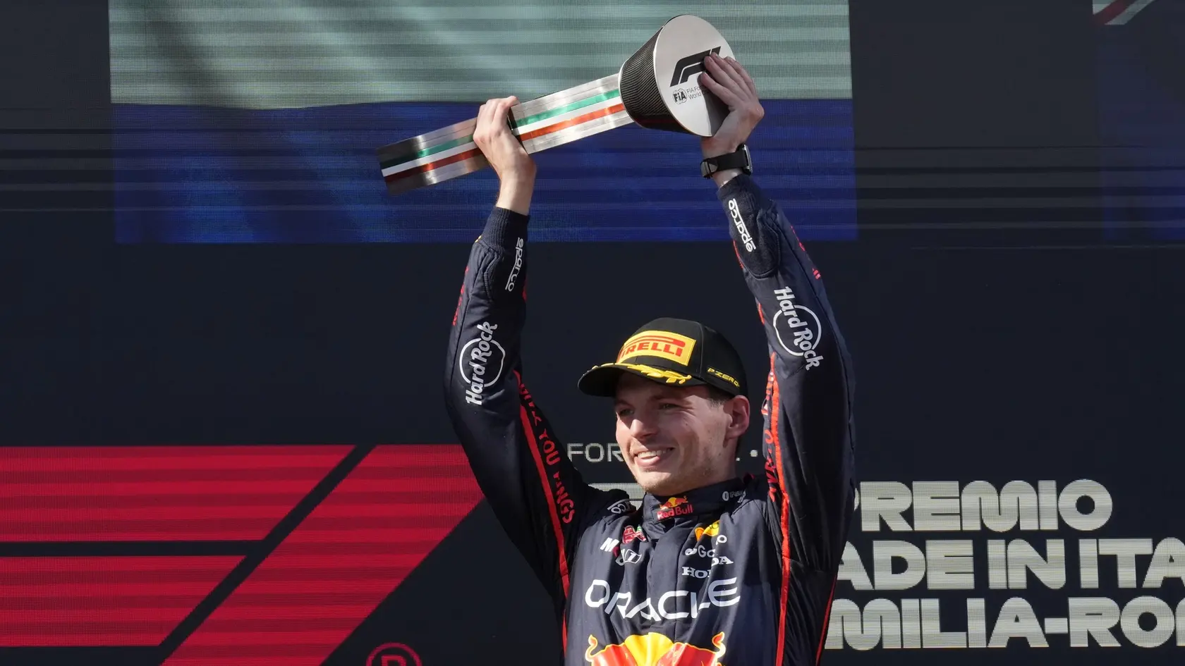 Max Verstappen z tímu Red Bull oslavuje na pódiu víťazstvo na VC Emilia Romagna.