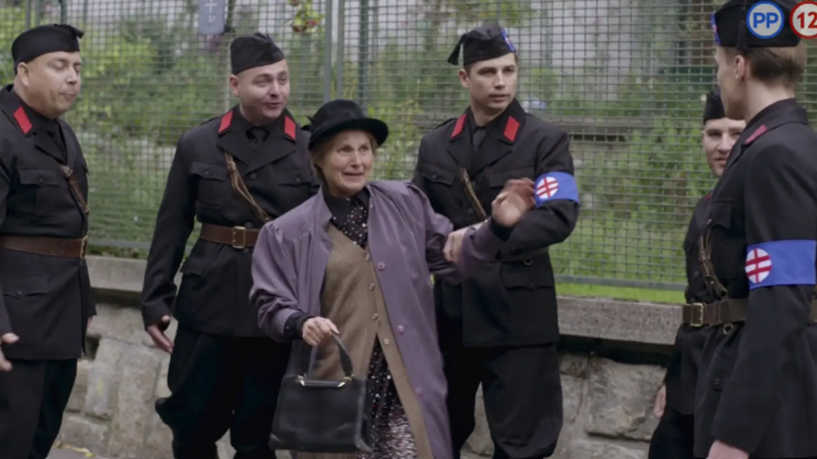 Pani Máriu zmlátili v seriáli Dunaj, k vašim službám, mladí gardisti. Na ich čele stál práve Julo.