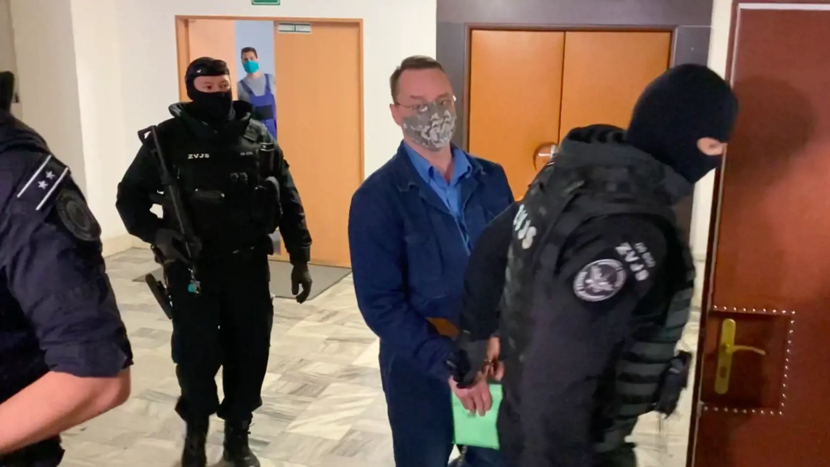 Slavomír Surový žiada obnovu procesu, vypovedať v jeho prospech má aj jeho exšéf Mikuláš Černák. Na súd ho priviedli s putami na rukách aj nohách.