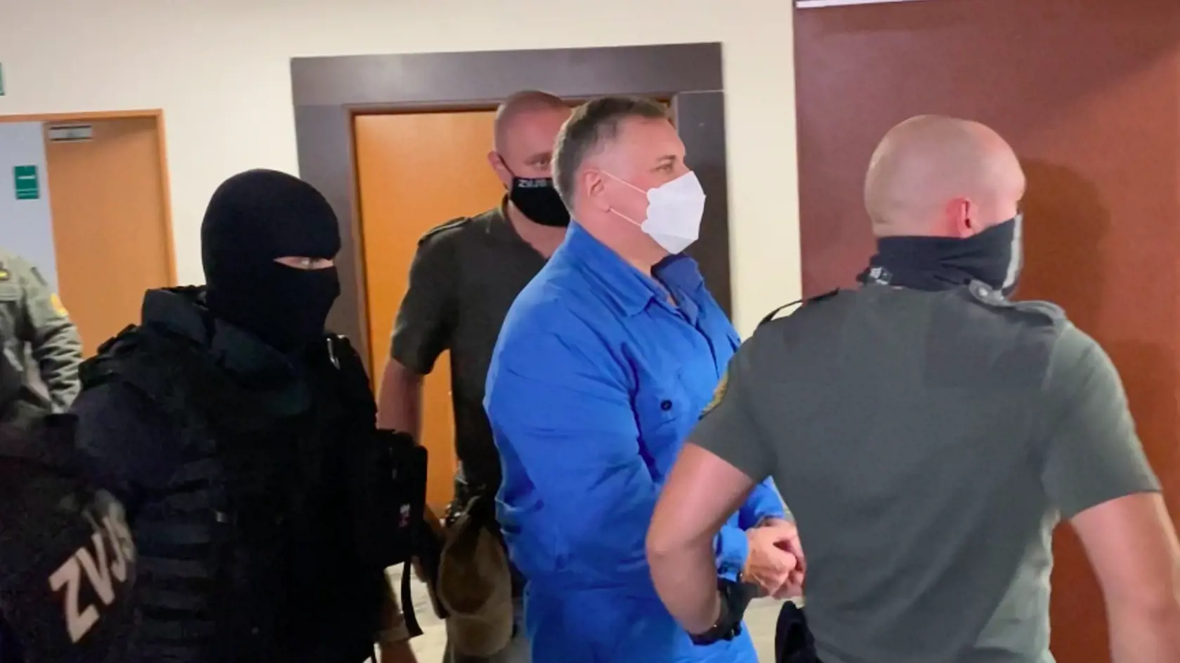 Mikuláša Černáka priviezli na prešovský okresný súd v putách. Na rozdiel od neho mal jeho bývalý poskok Slavomír Surový aj takzvaného medveďa, putá aj na nohách.