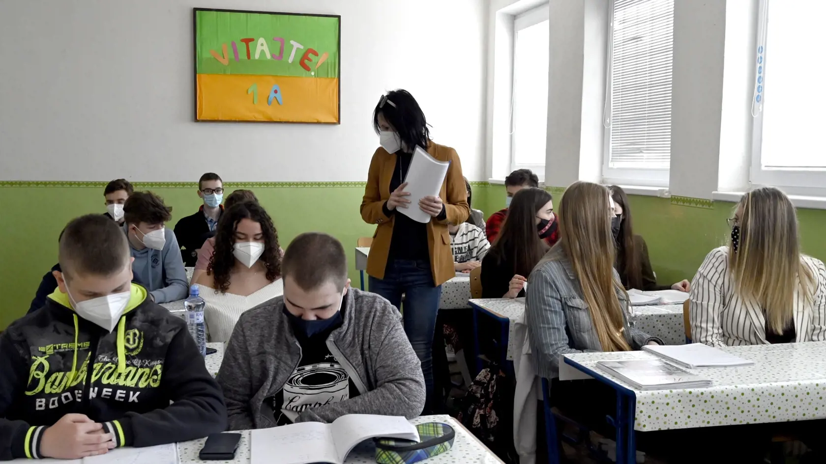 „Dnešné zatvorenie škôl by so sebou nieslo nielen neistotu na niekoľko týždňov, ale aj ďalší nekonečný boj za ich opätovné otvorenie,“ uvádzajú liberáli v stanovisku, ktorým bránia svoje rozhodnutie vetovať na vláde návrh na dočasné zatvorenie škôl ako súčasť sprísnených protipandemických opatrení.