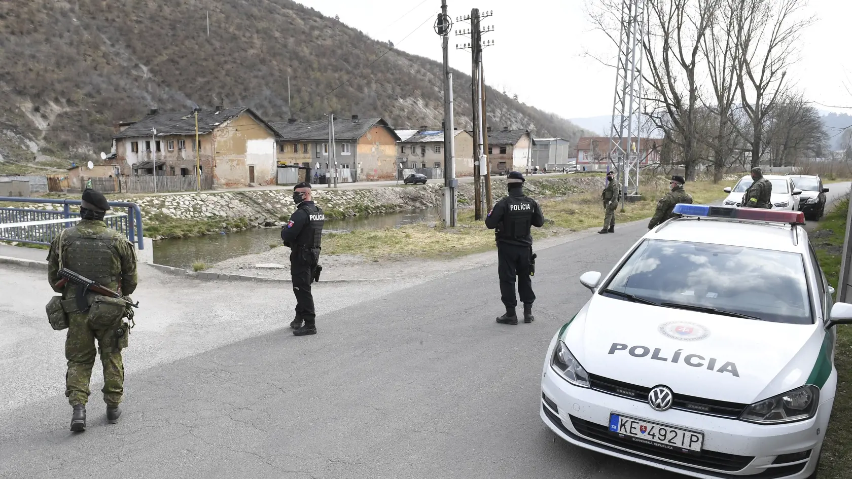Na snímke polícia a vojsko strážia osadu v Krompachoch na Spiši 13. apríla 2020. FOTO TASR – František Iván