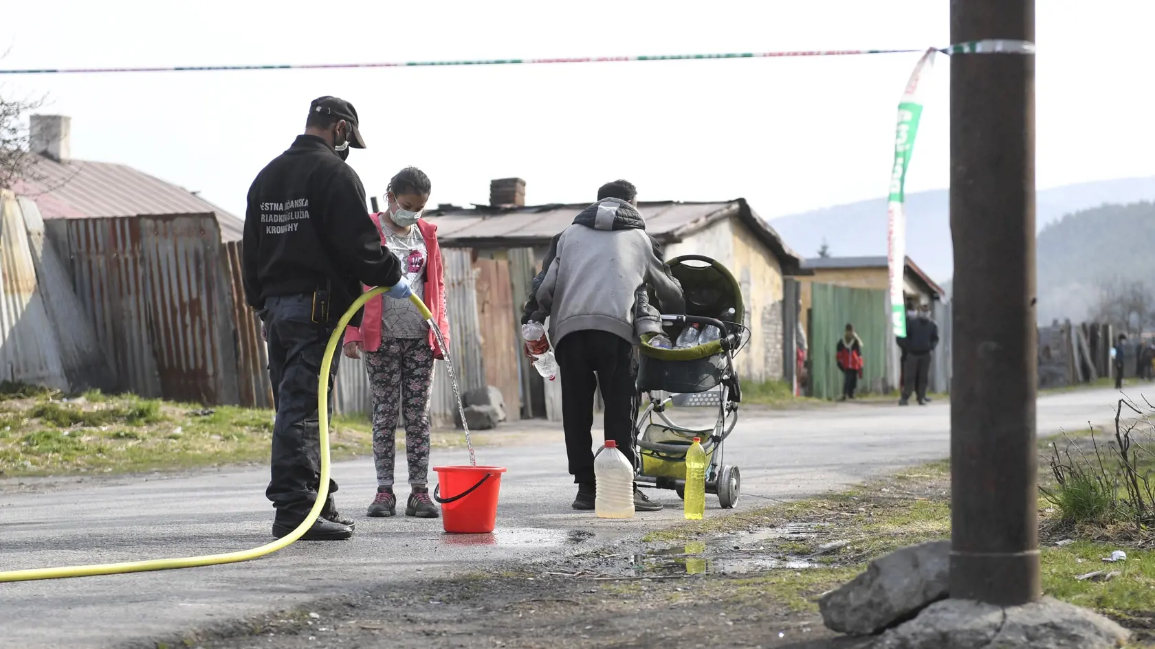 Na snímke Rómovia si naberajú vodu v stráženej  osade v Krompachoch na Spiši 13. apríla 2020. FOTO TASR – František Iván