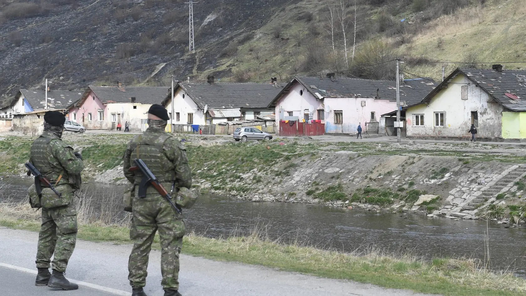 Na snímke polícia a vojsko strážia osadu v Krompachoch na Spiši 13. apríla 2020. FOTO TASR – František Iván