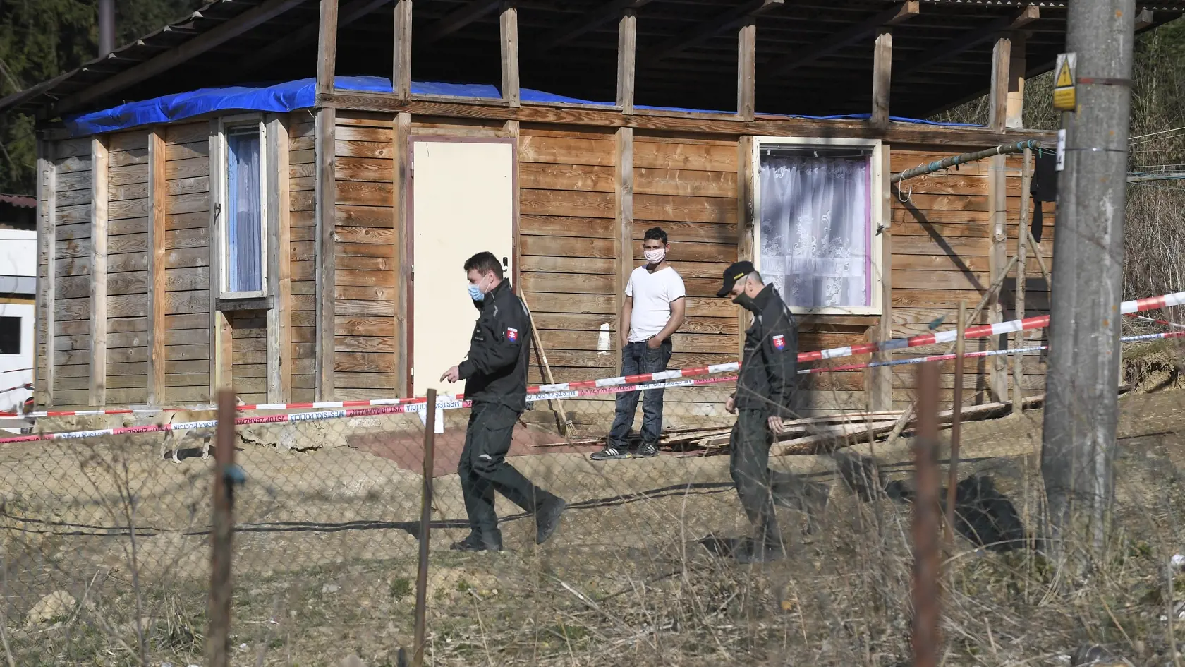 Obyvatelia rómskej osady Háj v Gelnici v Košickom kraji sú pre hrozbu šírenia nového koronavírusu v karanténe. Ako mesto informuje na sociálnej sieti, krízový štáb dostal informáciu o porušení karantény zo strany občana, ktorý sa vrátil zo zahraničia, a preto nariadil karanténu pre celú lokalitu. Mesto v súčasnosti rokuje o ich umiestnení v štátnom zariadení. Osadu stráži polícia. Háj 27. marca 2020. FOTO TASR – František Iván