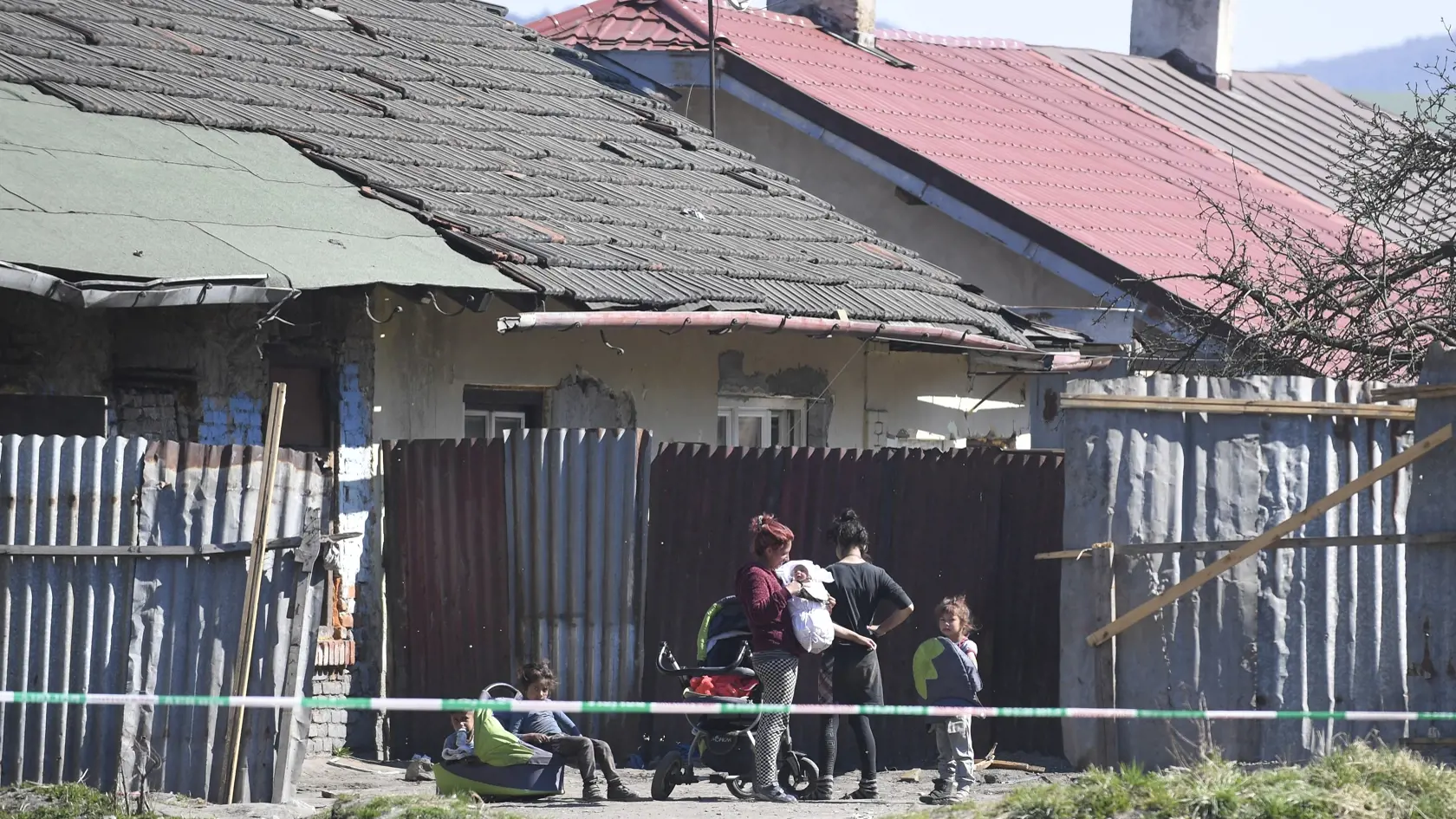 Vláda SR v súvislosti so zastavením šírenia ochorenia COVID-19 uzavrela päť osád v okrese Spišská Nová Ves. Pozitívne prípady zaznamenali v piatich osadách, tri z nich sú v Krompachoch, ďalšie evidujú v blízkych obciach Žehra a Bystrany. Na snímke Rómovia v uzavretej osade v Krompachoch 9. apríla 2020. FOTO TASR – František Iván